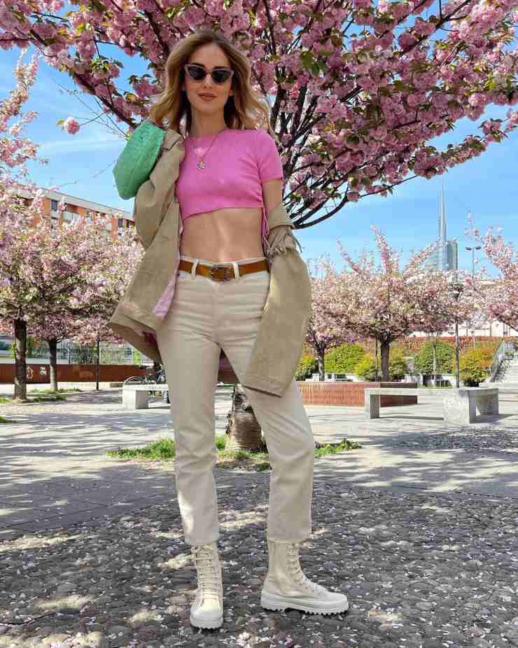 chiara ferragni top pancia da fuori rosa