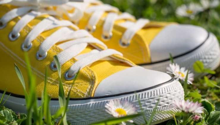 come indossare sneakers in primavera