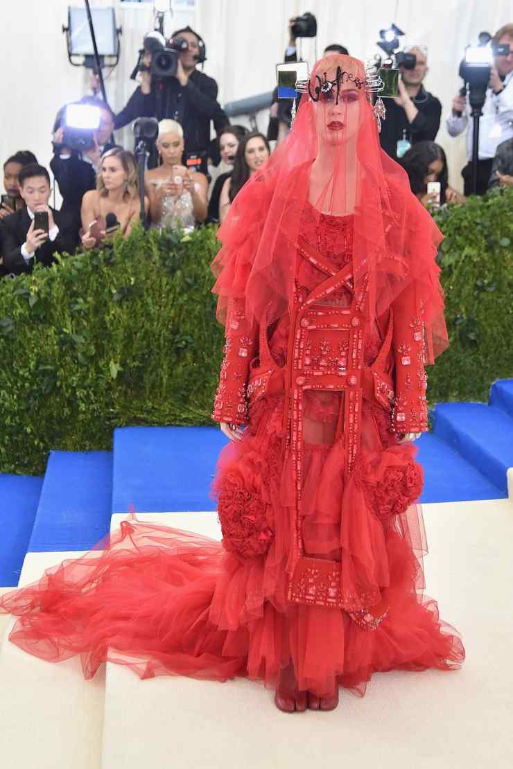 abiti strani met gala