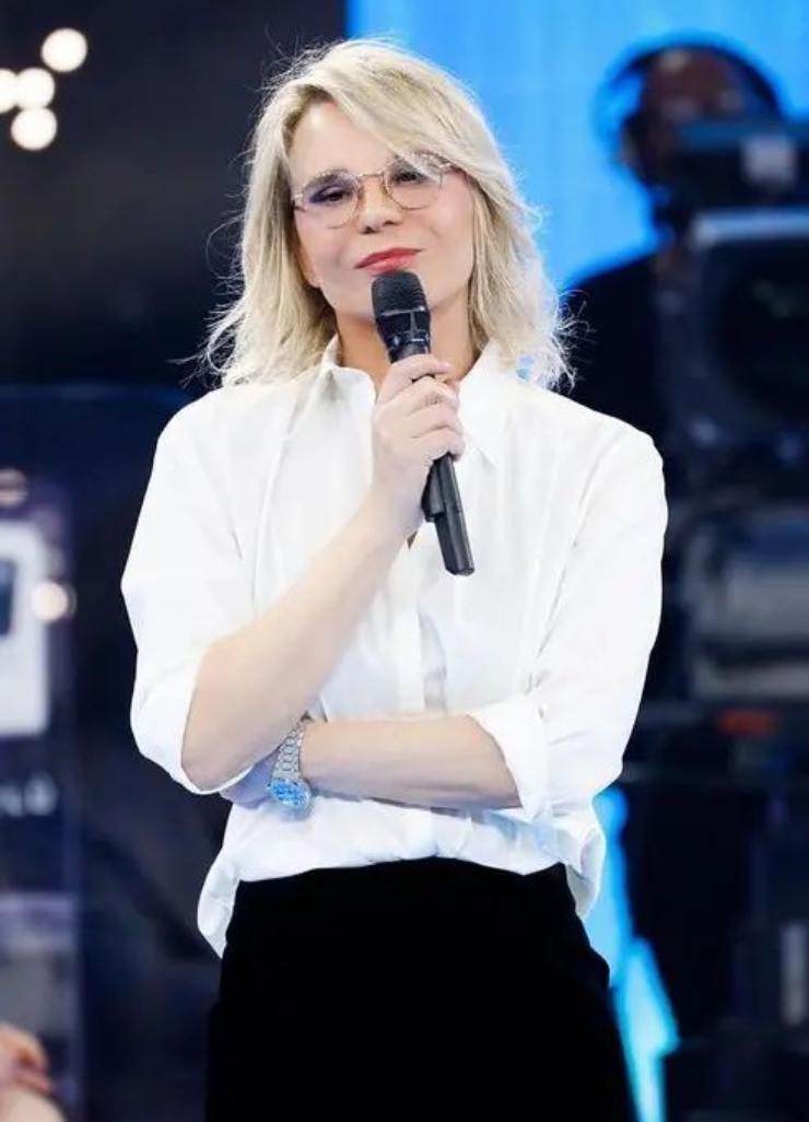 maria de filippi camicia bianca e pantalone nero