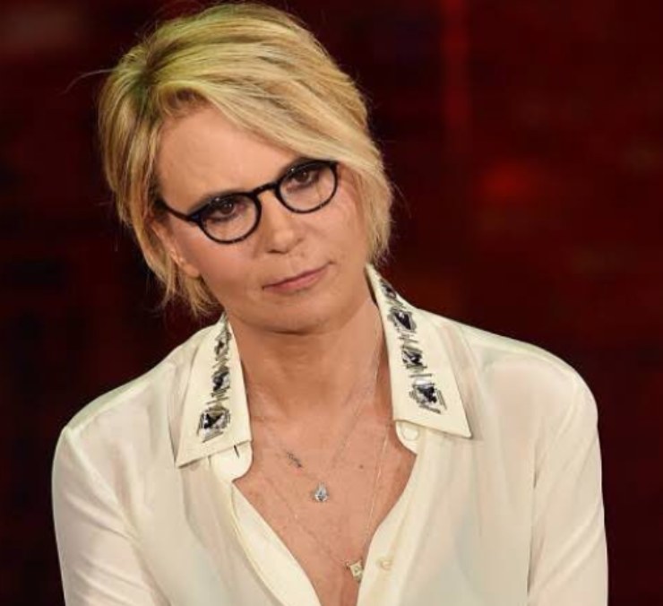 maria de filippi camicia bianca con ricami