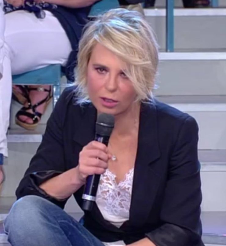 maria de filippi canotta bianca con pizzo