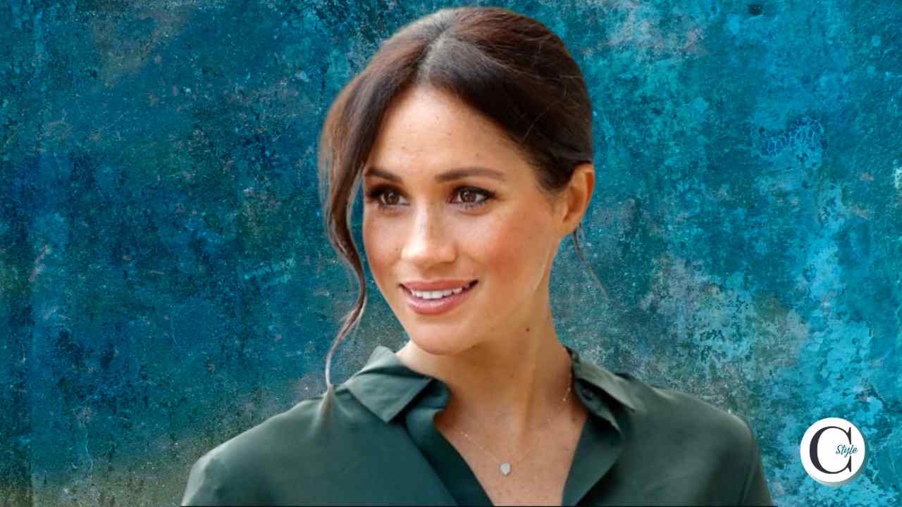 meghan markle camicia verde petrolio