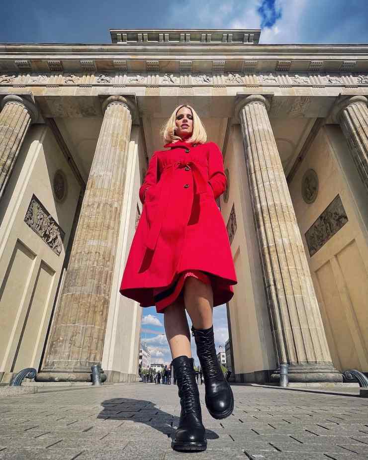 michelle hunziker trench rosso