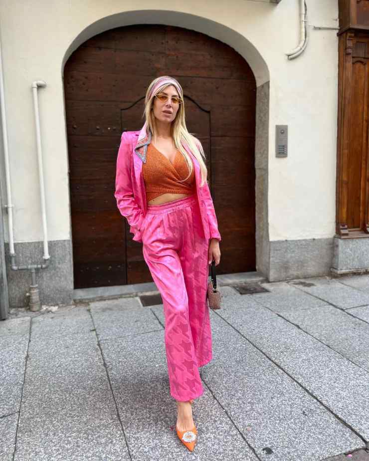 paola caruso completo fucsia