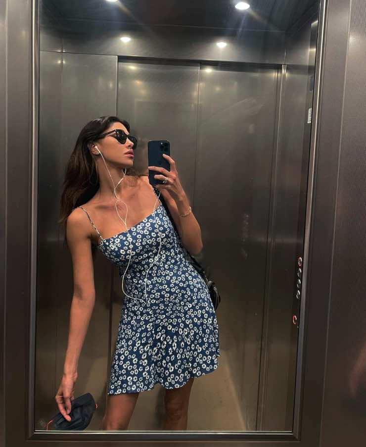 Belen Rodriguez mini abito a fiori-