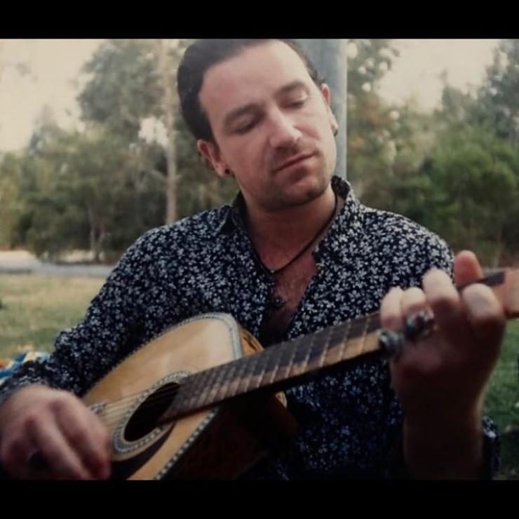 Bono con chitarra 