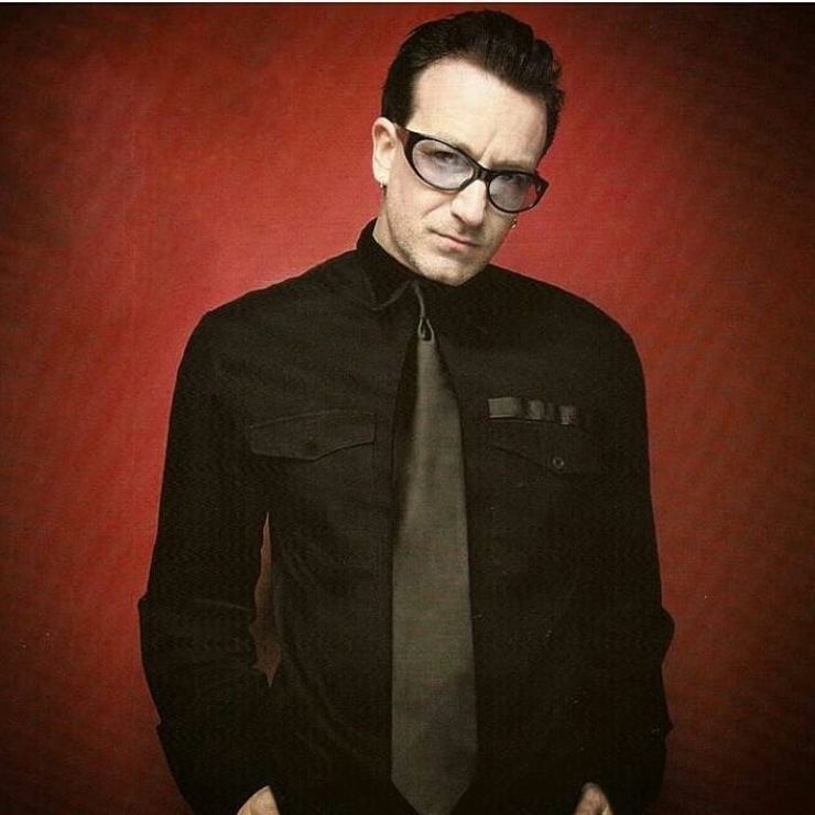 Bono con cravatta