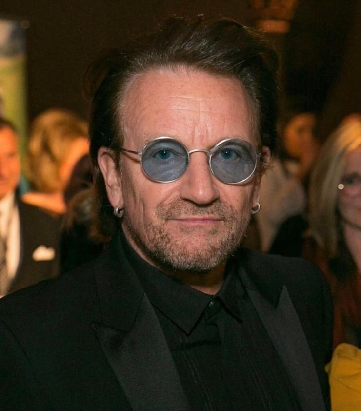 Bono con occhiali 