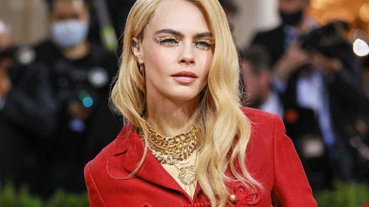 Cara Delvigne moda glitter