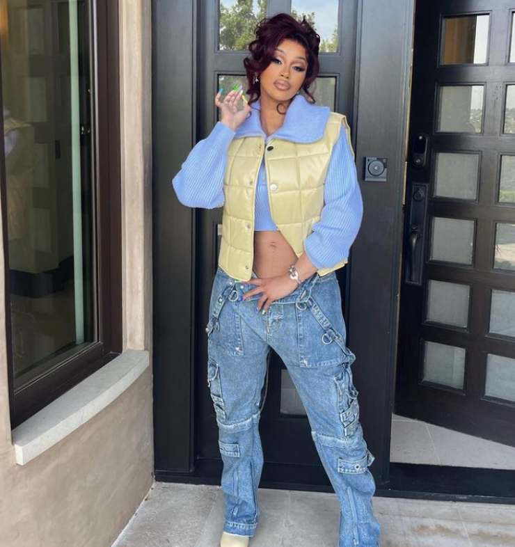 Cardi B con jeans