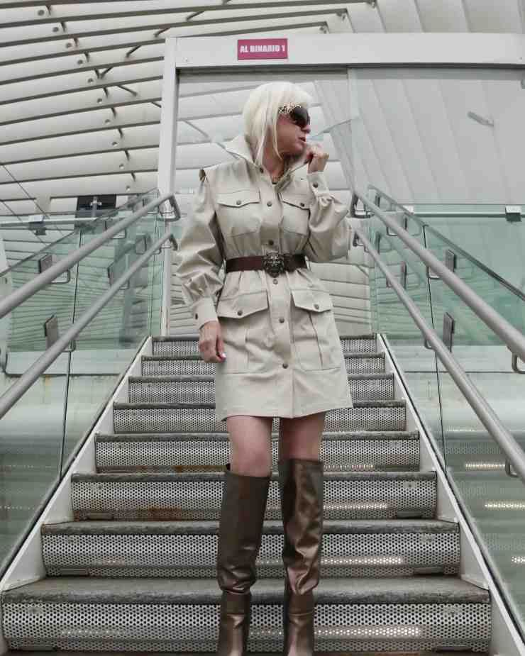 Carla Gozzi con trench coat 