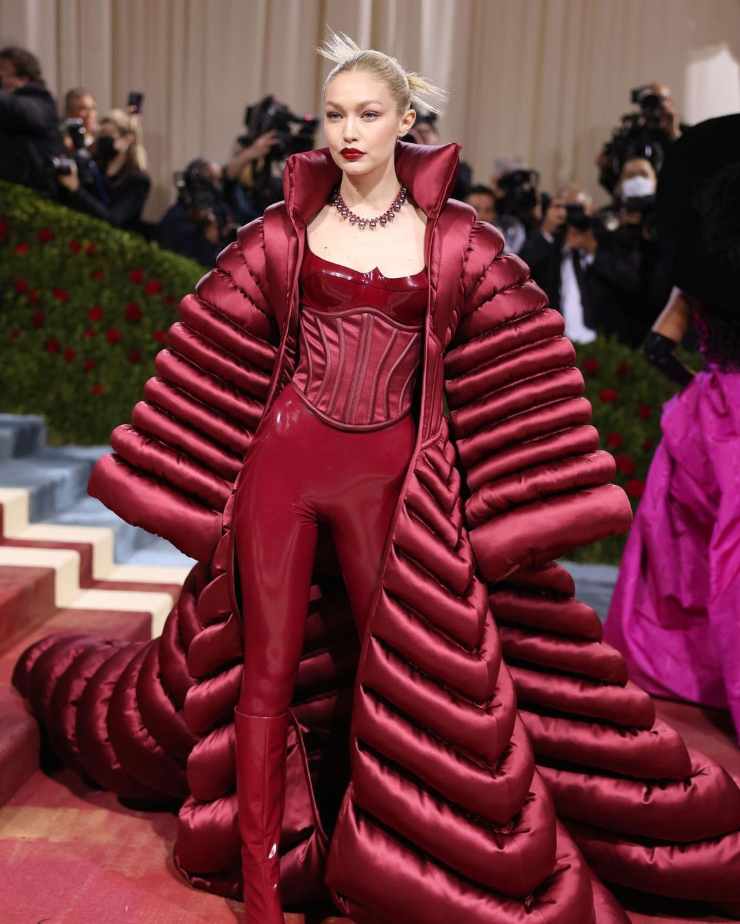 Gigi Hadid in rosso