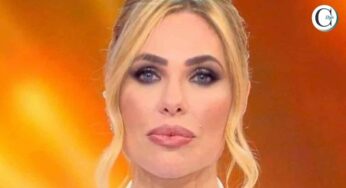 Ilary Blasi, incidente in diretta tv, si sgancia la spallina del top e si vede tutto!