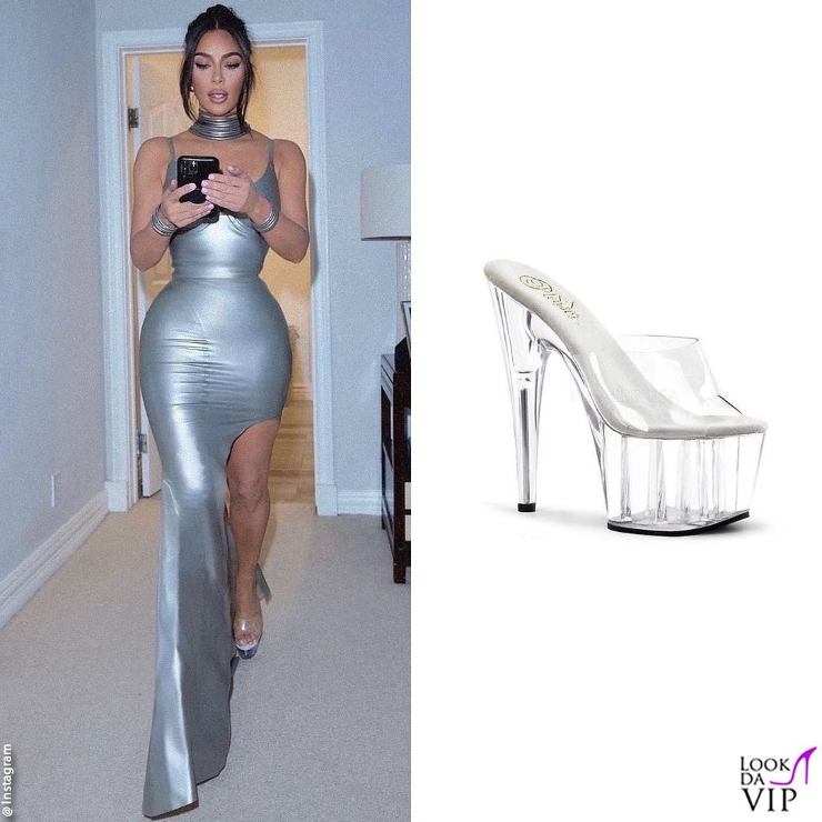 Kim Kardashian con scarpe trasparenti
