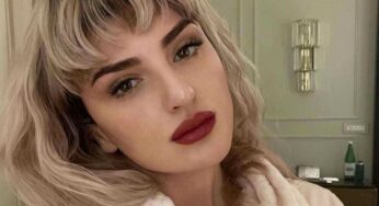 Arisa, avete visto la sua giacca-abito? Super corta fa girare la testa a tutti