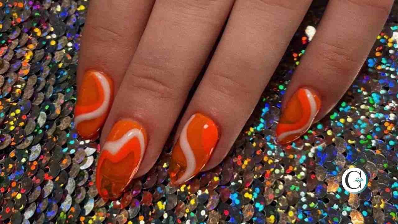 manicure con smalto arancione 