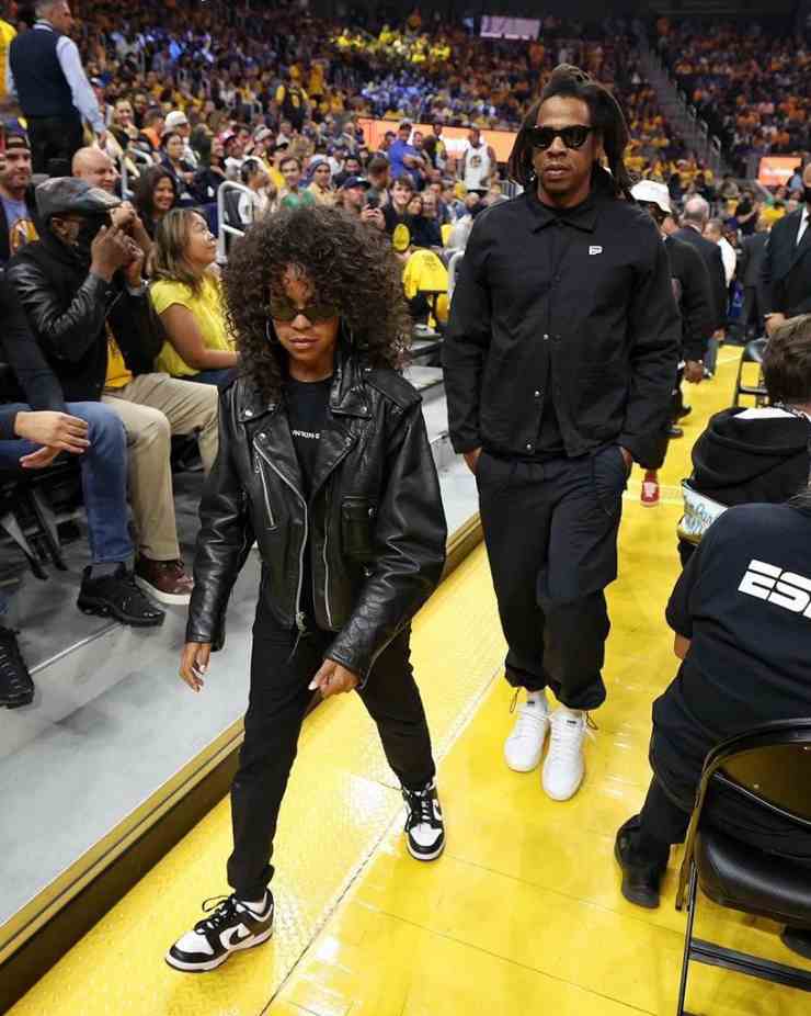 Blue Ivy e Jay-Z Carter alla partita di basketball