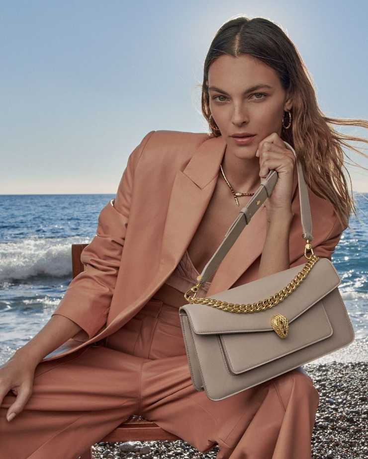 Vittoria Ceretti con borsa Bulgari 