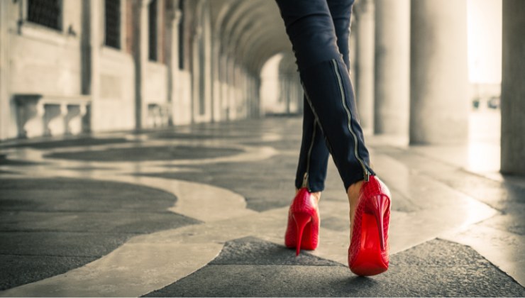donna con scarpe rosse