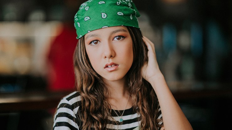 ragazza con bandana verde 