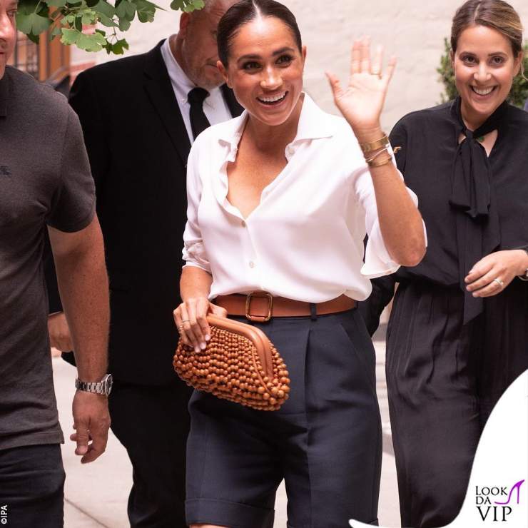 Meghan Markle con pochette 