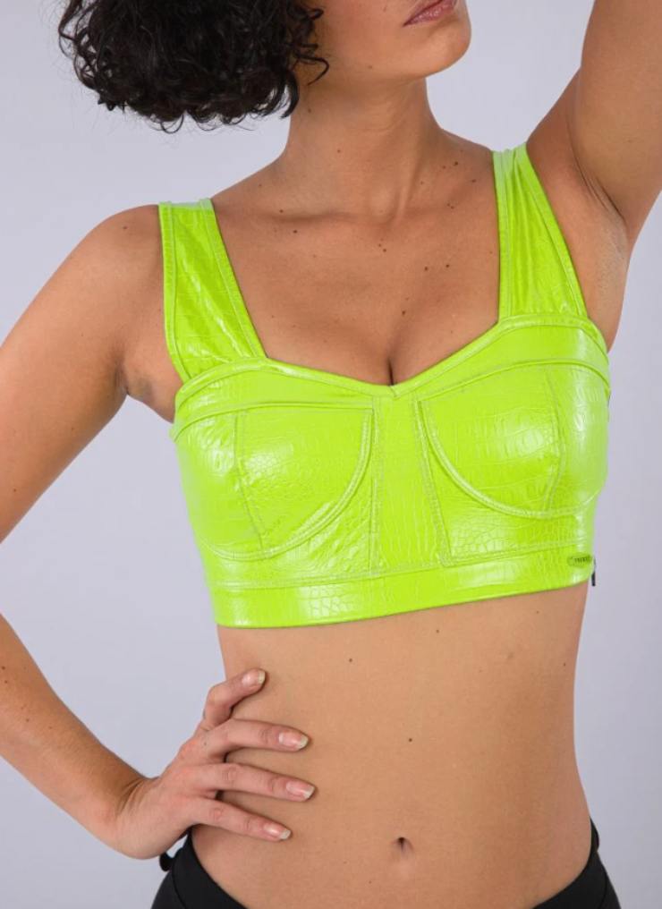 donna con top lime