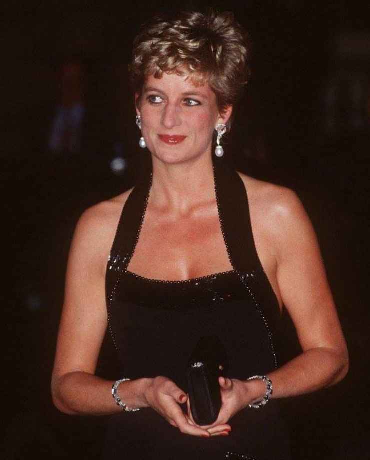 Diana elegante in nero