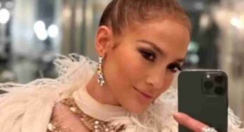 Jennifer Lopez con il look di piume e paillettes è una vera diva