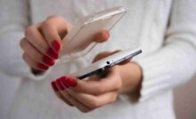 Ragazza che applica una cover personalizzata al telefono