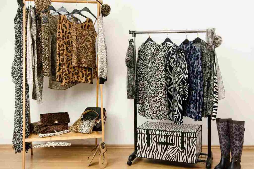 vestiti in tessuto animalier su rella