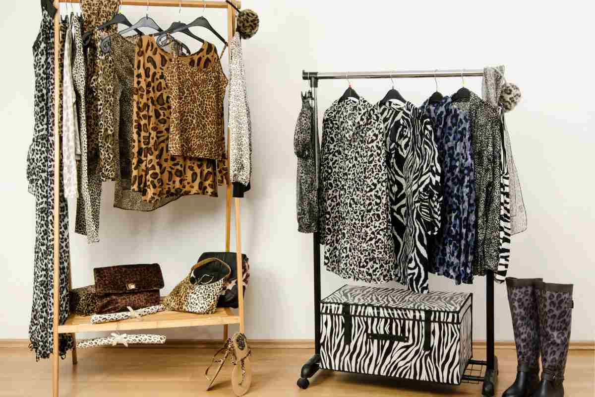 vestiti in tessuto animalier su rella