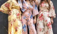 tre donne che indossano abiti eleganti floreali