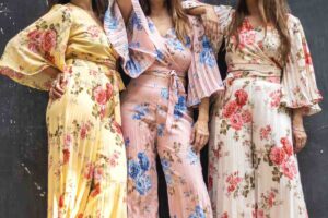 tre donne che indossano abiti eleganti floreali
