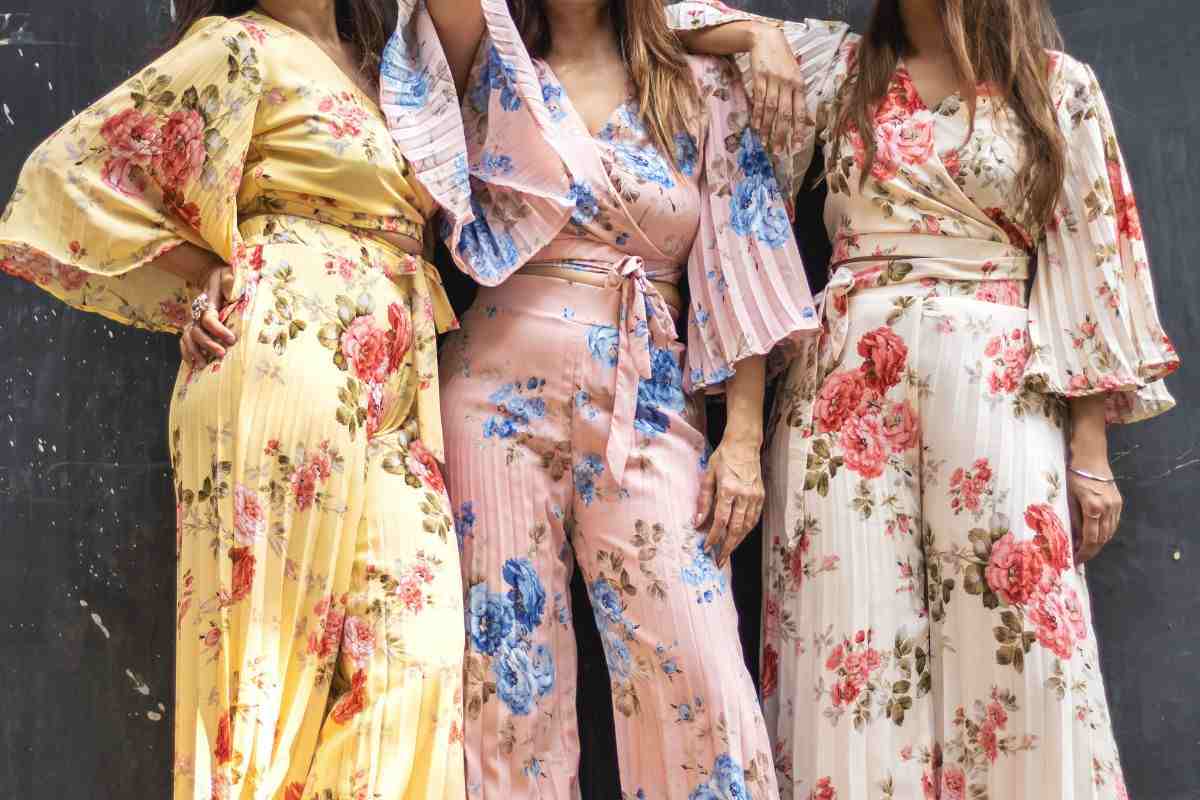 tre donne che indossano abiti eleganti floreali