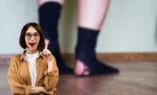 donna con collant bucati e un'altra che ha un'idea