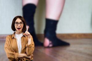 donna con collant bucati e un'altra che ha un'idea