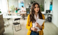 donna in ufficio con documenti in mano