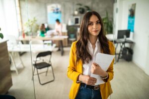 donna in ufficio con documenti in mano
