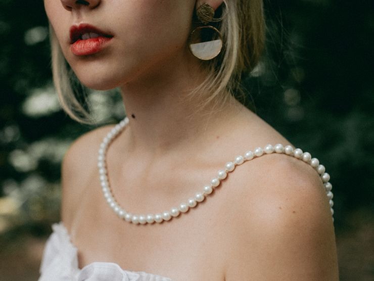 donna che indossa una collana di perle