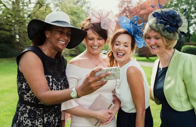 donne sorridenti ad una cerimonia