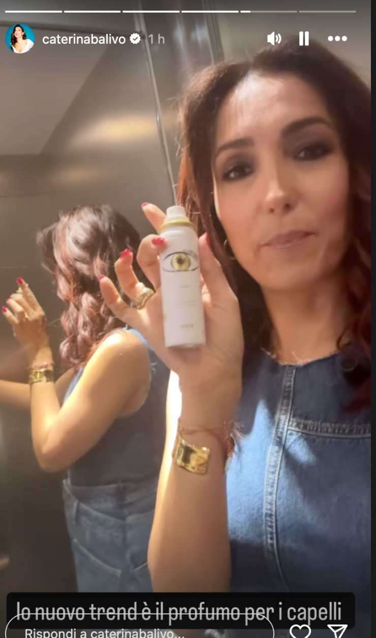 caterina balivo mostra il profumo per capelli