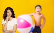 bimbo in costume da bagno sullo sfondo e donna pensierosa