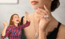 donna che indossa gioielli e un'altra che esulta