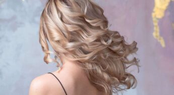 Capelli ricci, come ottenere boccoli perfetti in casa e in poche mosse: niente ferro e niente piastra