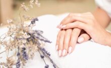 mani da donna con smalto bianco