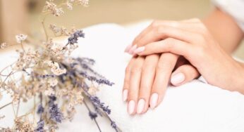 Unghie eleganti e alla moda con il ‘milky nails’: la tendenza per un’estate glamour
