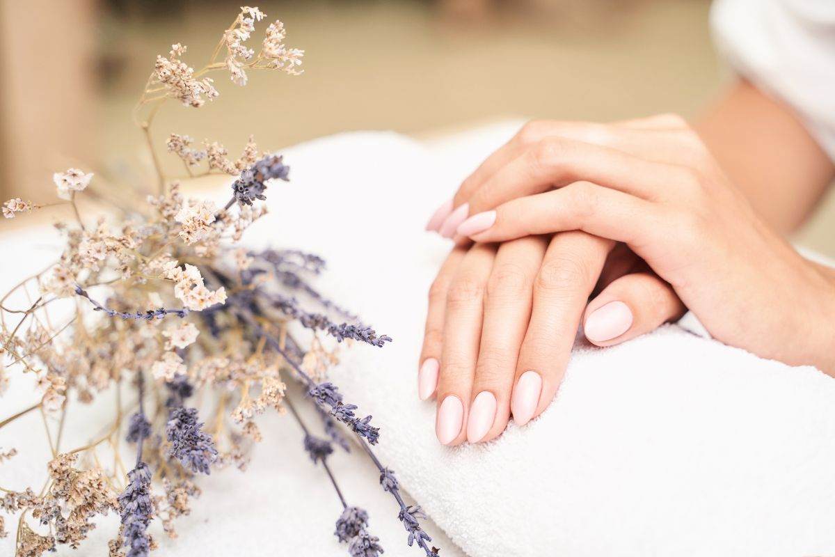 mani da donna con smalto bianco