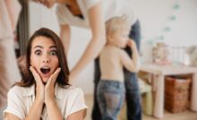 mamma che veste bambino e donna sorpresa