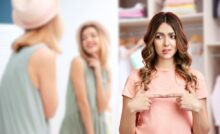 donna che si guarda alla specchio e un'altra dubbiosa